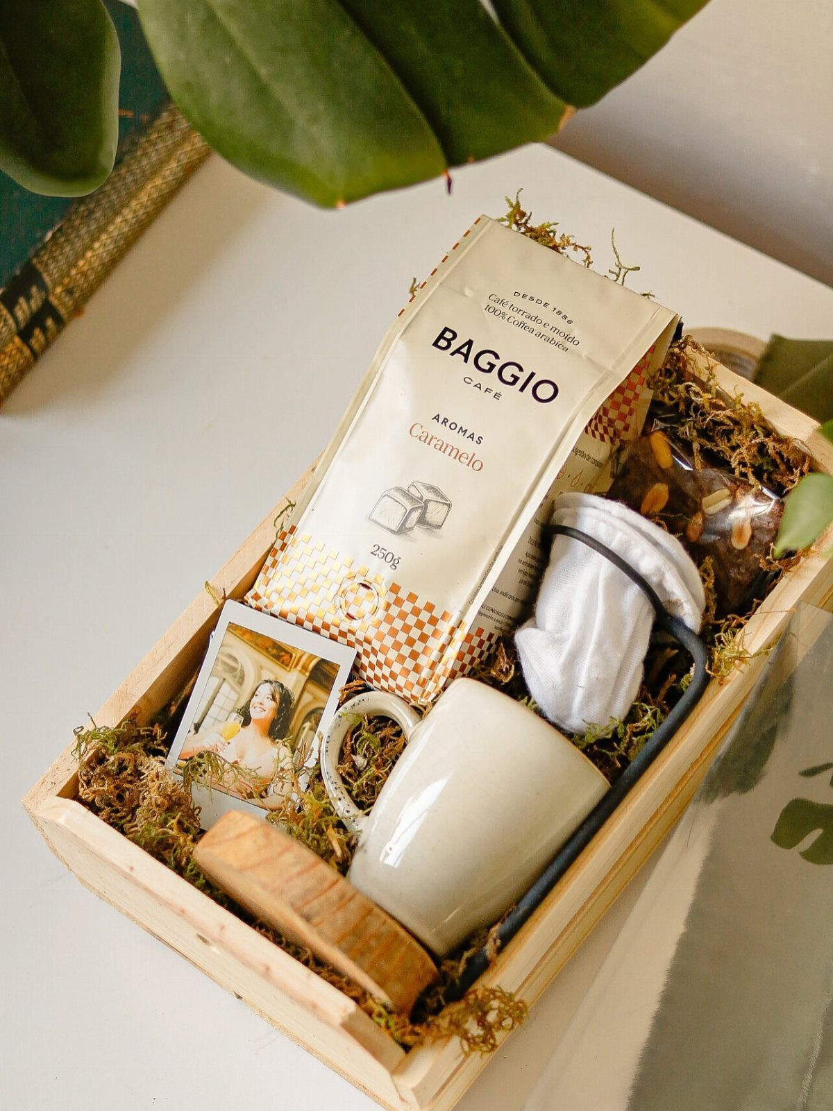 Coffee gift set in a wooden box with a Baggio Cafe bag and mug.