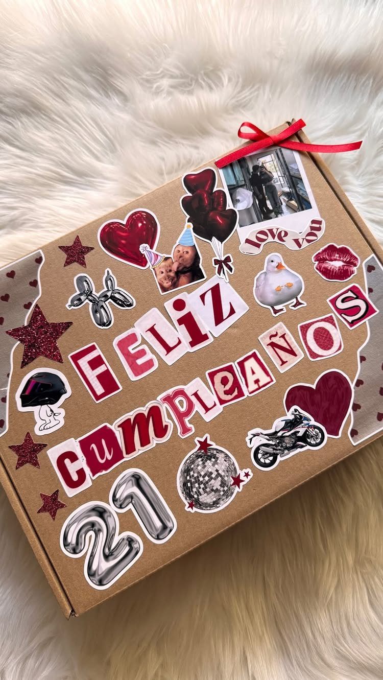 Decorated birthday gift box with stickers and the text Feliz Cumpleaños 21.