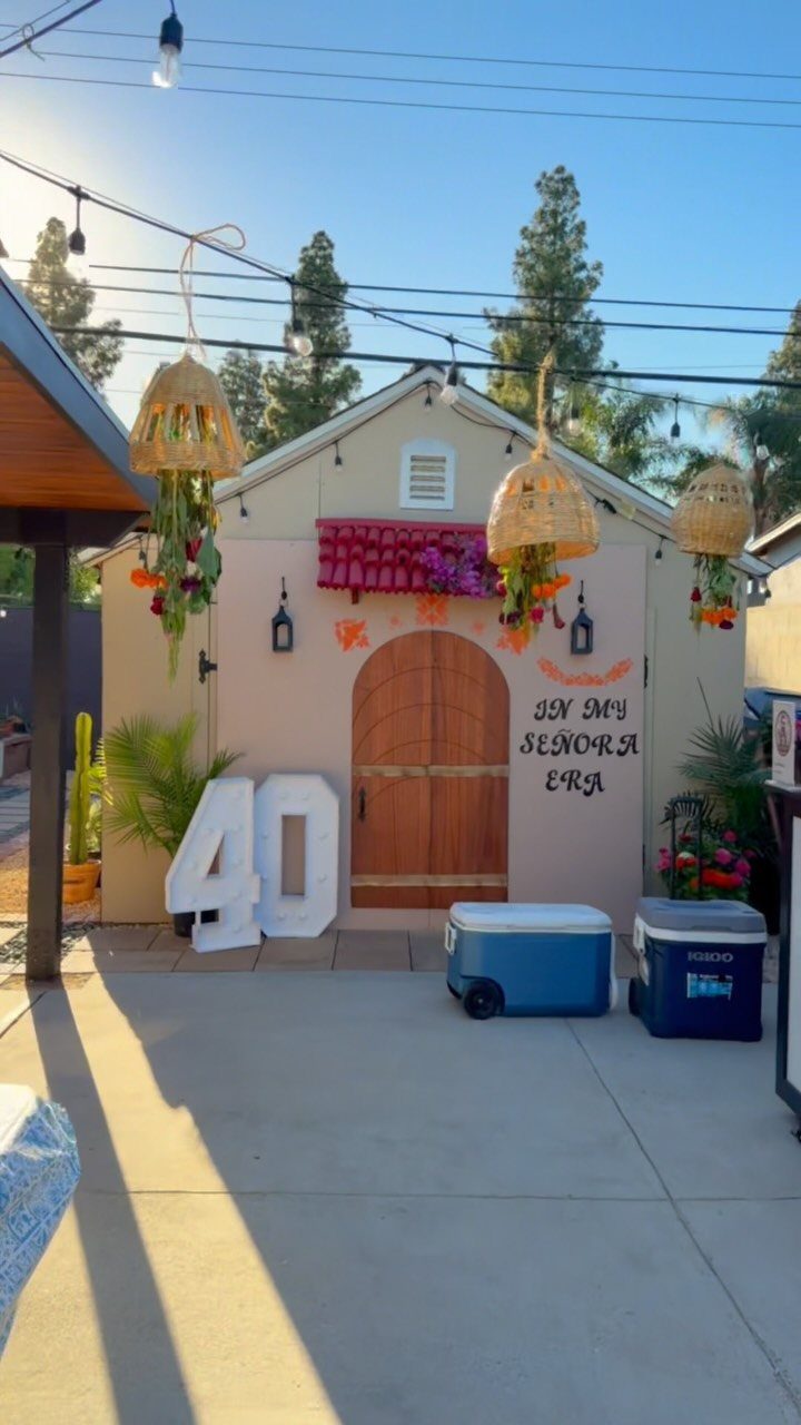 Outdoor 40th birthday party setup with large white numbers and floral decorations.