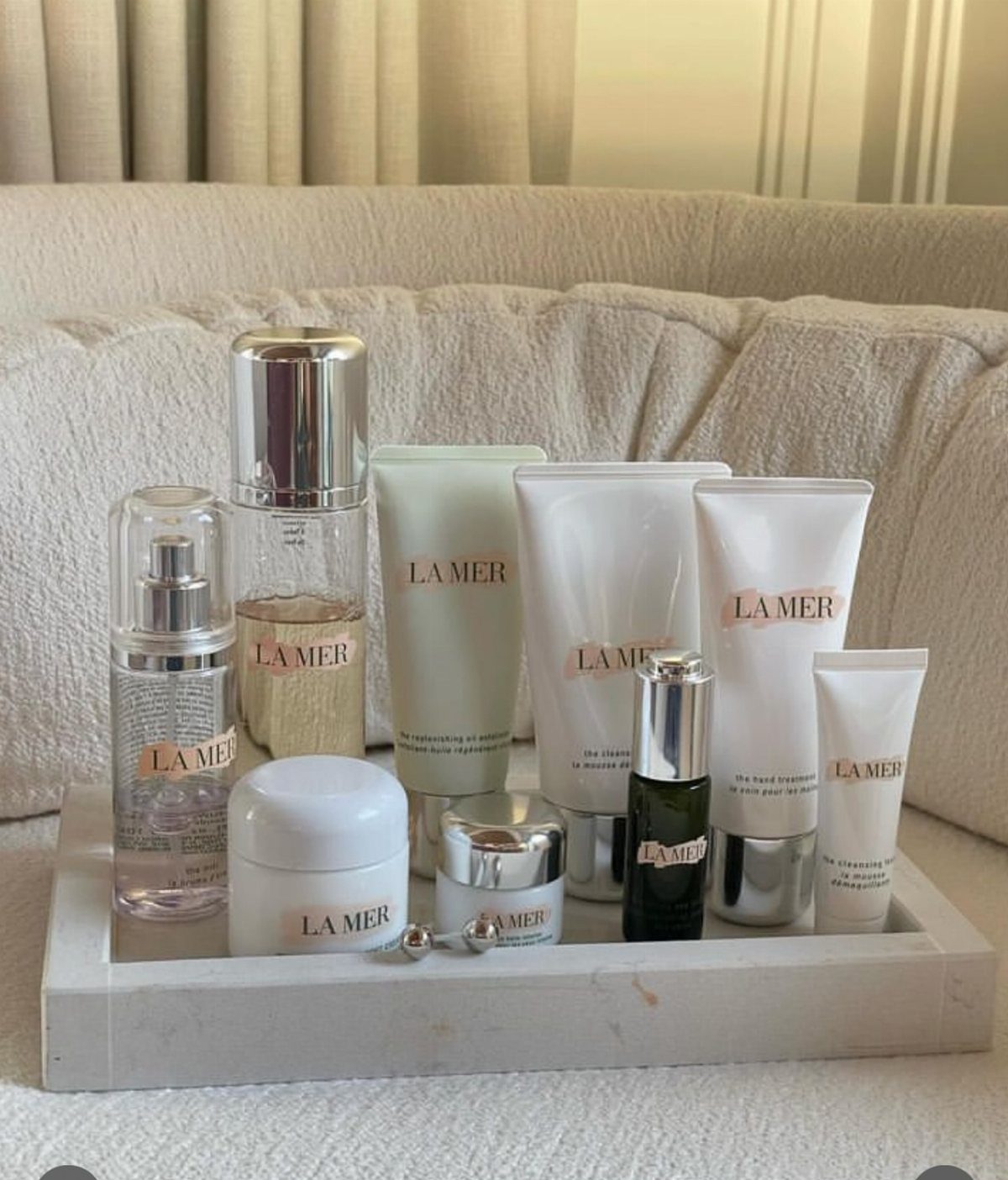 La Mer luxury skincare set arranged on a white marble tray